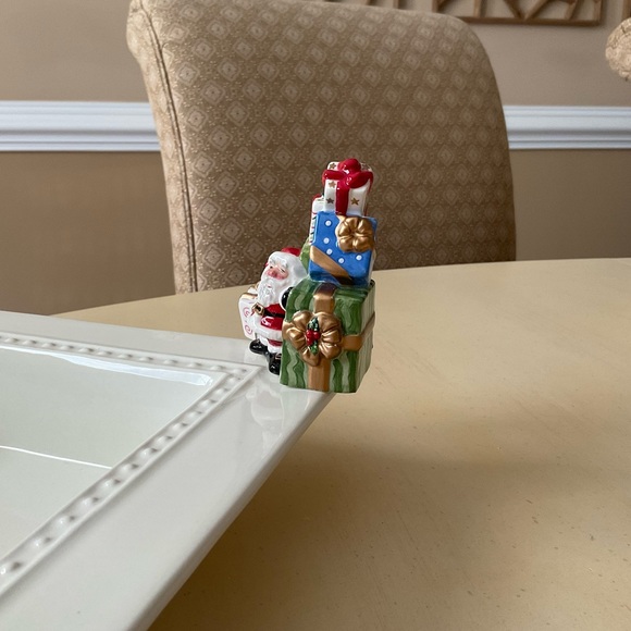 Santa With Pile of Gifts Platter Decoration 🎁 - Picture 2 of 6